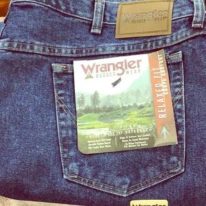 Wrangler Rugged Wear - Relaxed Fit - NWT 46x30